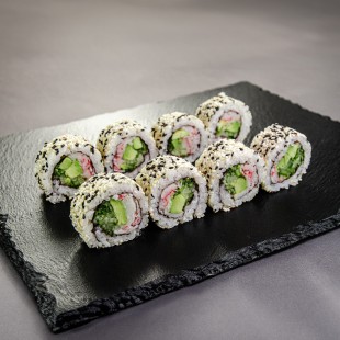 Roll Каліфорнія зі сніжним крабом в кунжуті