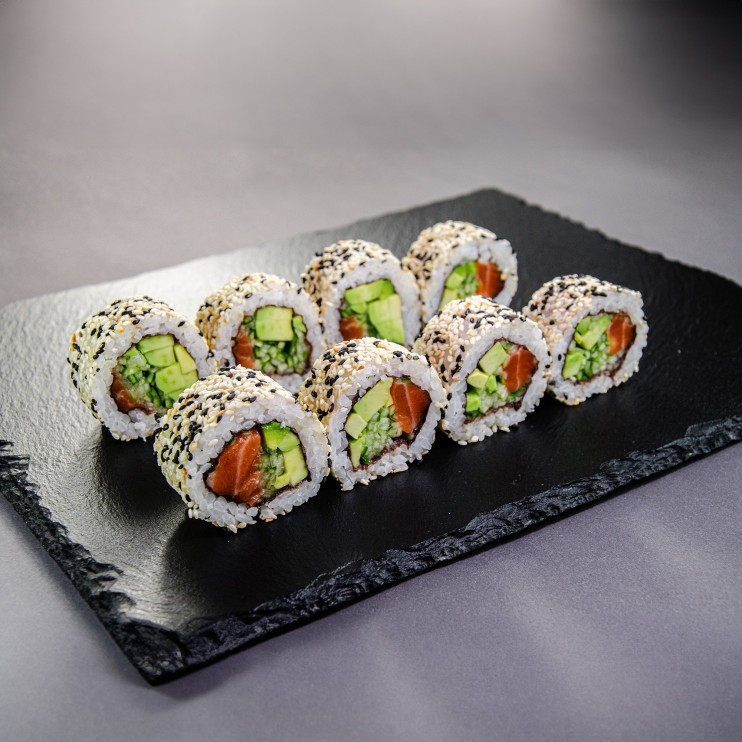 Roll Каліфорнія з лососем в кунжуті