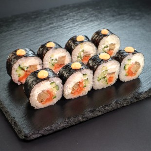  Roll Футомак з лососем і тамаго
