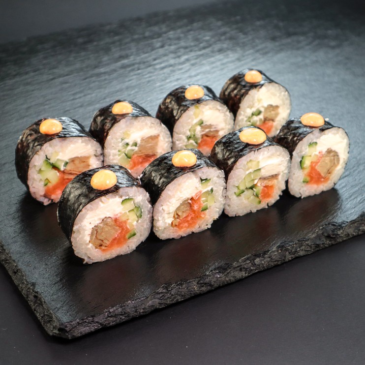  Roll Футомак з лососем і тамаго