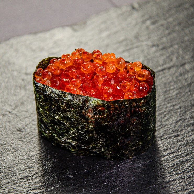 Гункан з лососевою