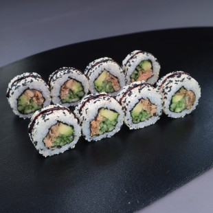 Roll Каліфорнія зі смаженим лососем в кунжуті